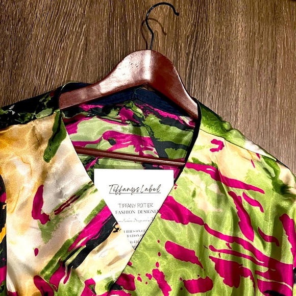 TIFFANYSLABEL COLORFUL GREEN/PINK/FUSHIA SATIN CROP TOP W/PUFF SLEEVES & ELASTIC - Picture 4 of 6